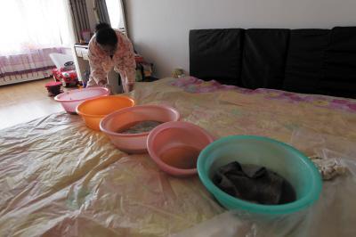 定南楼上漏水，住户失联，小区没物管，业主维权难！律师来支招……